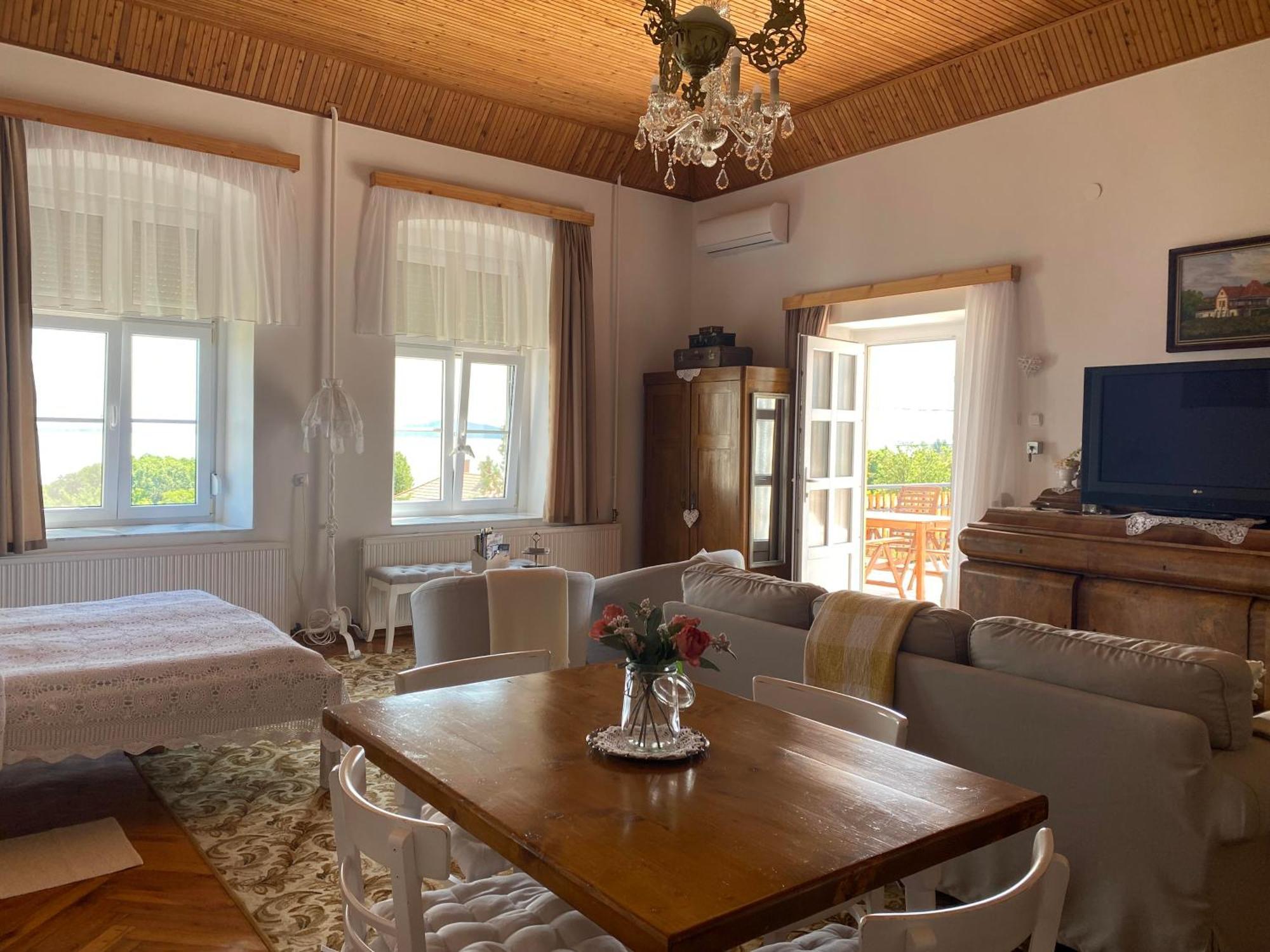 Bacchus Apartman - Borbarlang, Badacsony Badacsonytomaj Exteriér fotografie